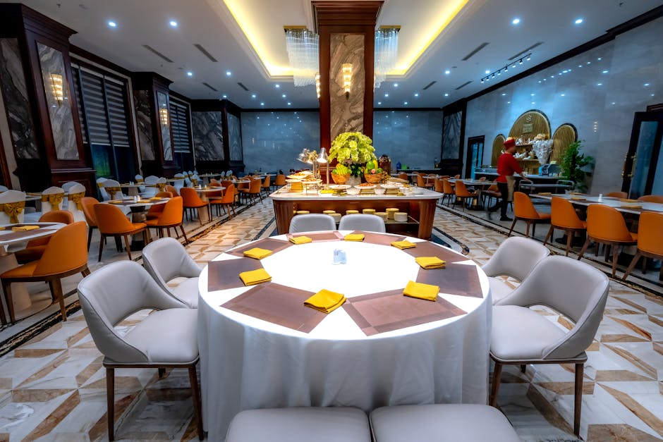 Zsiráf közelről a szavannán akáciafákkal a háttérben